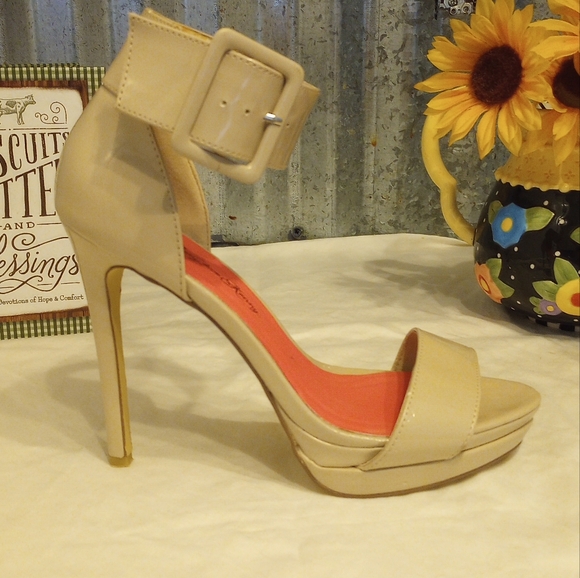 Penny Loves Kenny Heels - Picture 3 of 11